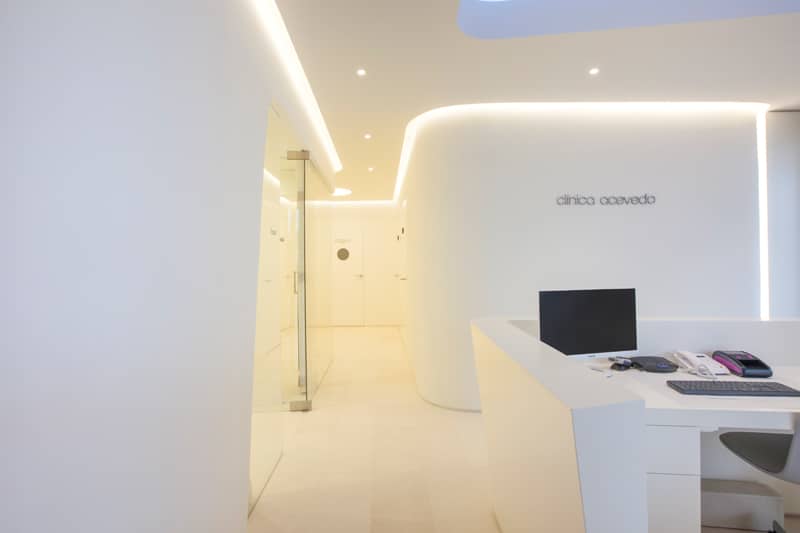 Pasillo de consultas de Clínica Acevedo